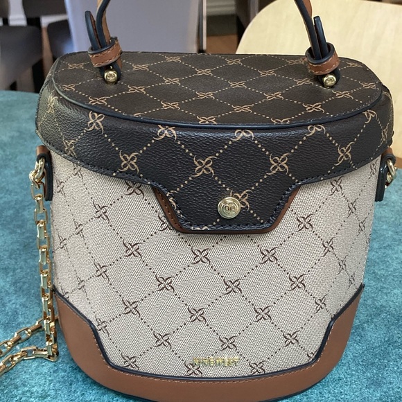 NWOT Nine Wear Hardshell Structured Bucket Signature “9” Bag w Gold Chain Strap - Picture 2 of 16